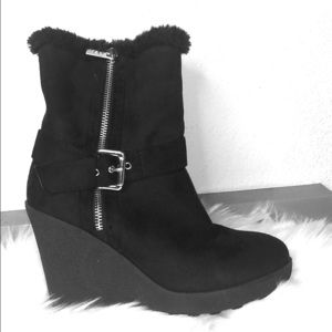 Black comfy boots